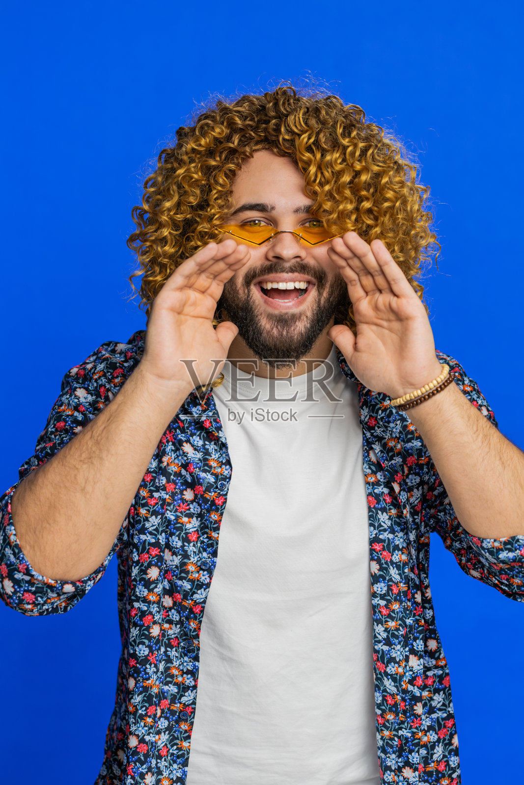 开心的男人对着相机大喊大叫促销广告促销邀请问候照片摄影图片