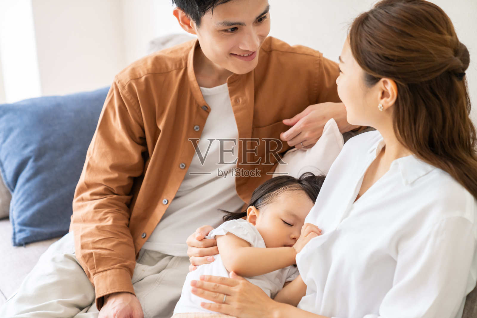 亚裔父母和女儿，睡觉，一家三口照片摄影图片