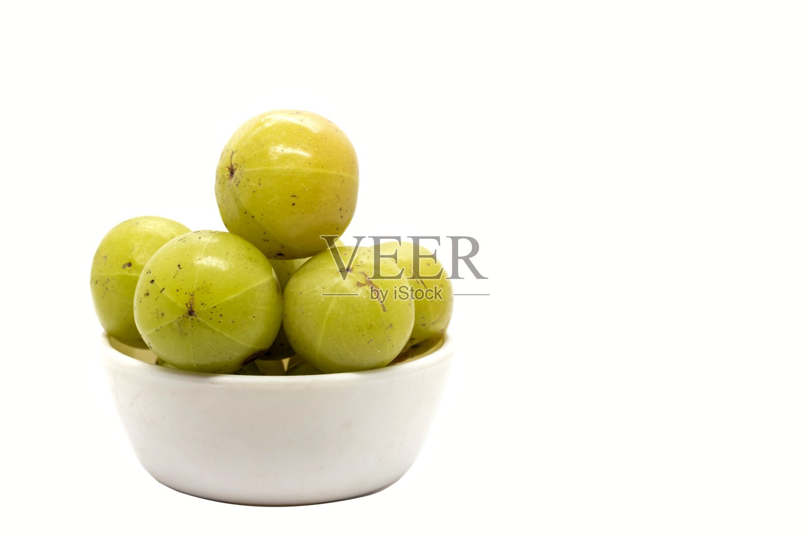 印度醋栗果或阿姆拉果在一个白色碗孤立的白色背景与复制空间，也被称为Emblica Myrobalan或Phyllanthus Emblica照片摄影图片