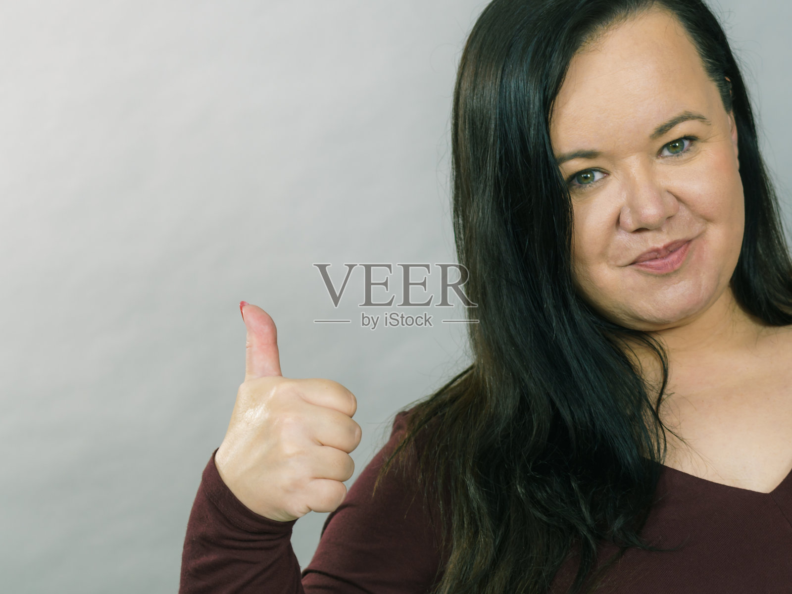 女人竖起大拇指照片摄影图片