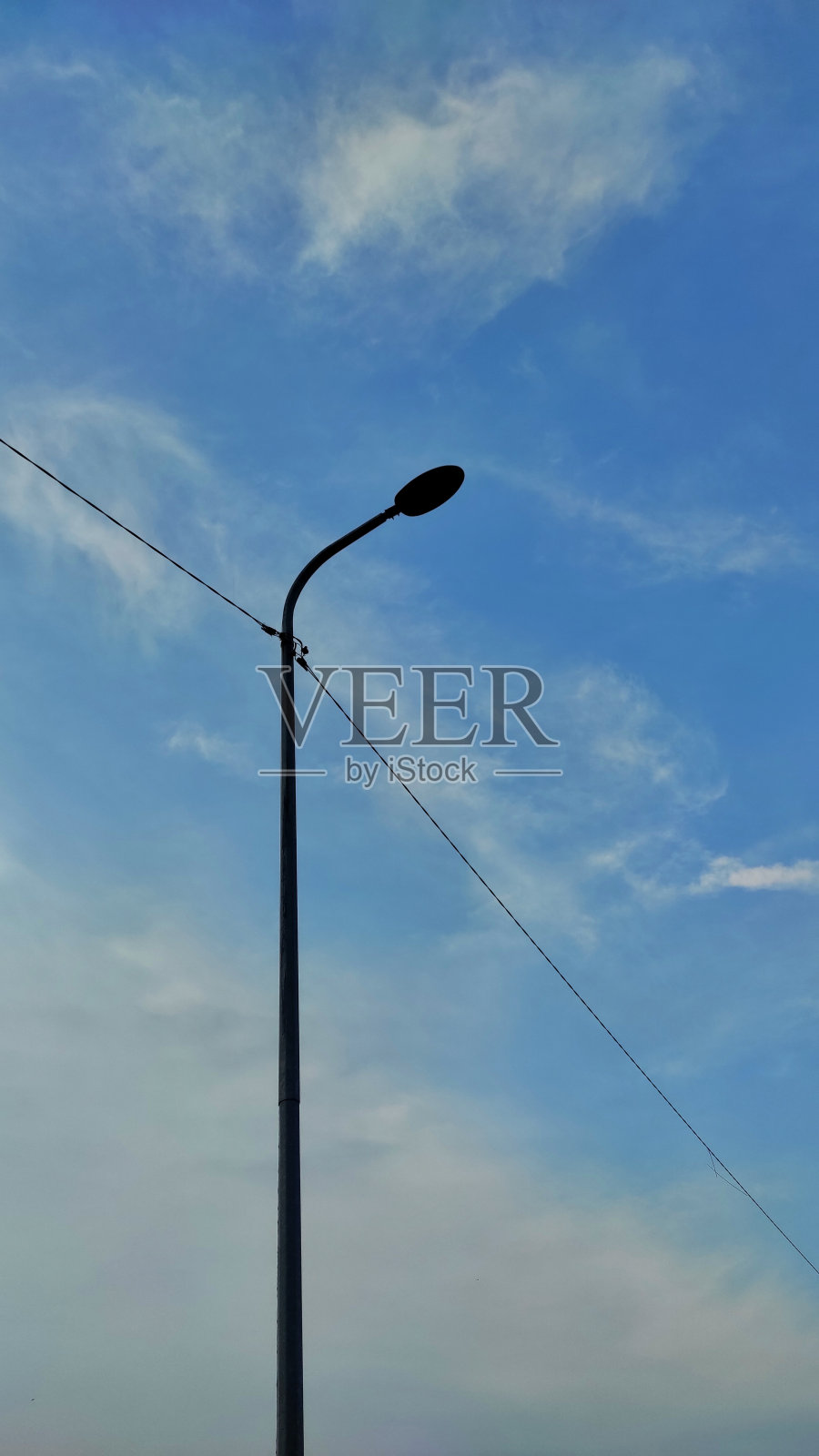 阴天使用led技术的电线和路灯背景照片摄影图片