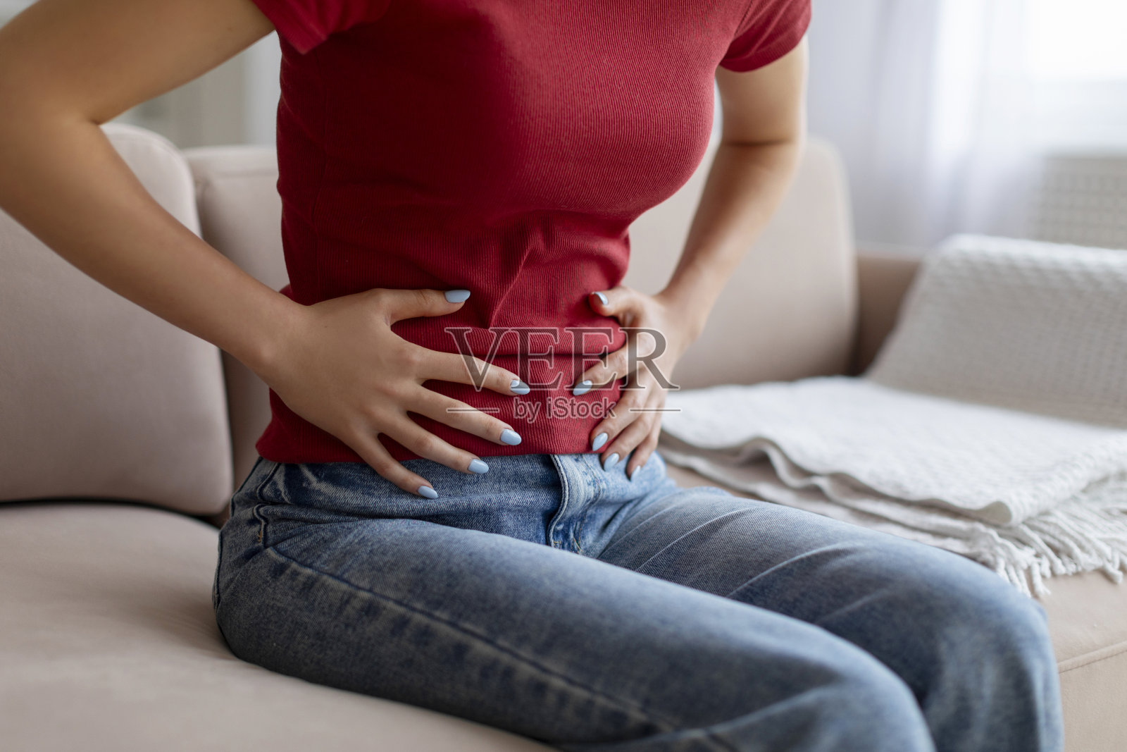 不认识的女人在家里腹痛照片摄影图片