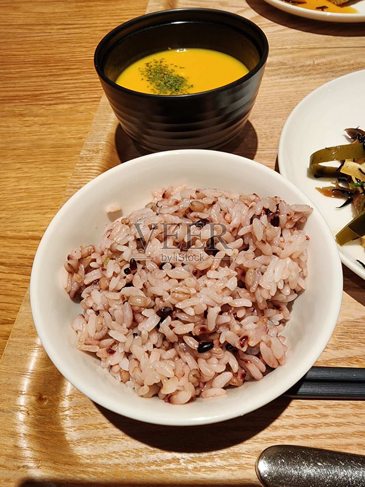 中国糙米配南瓜汤照片摄影图片