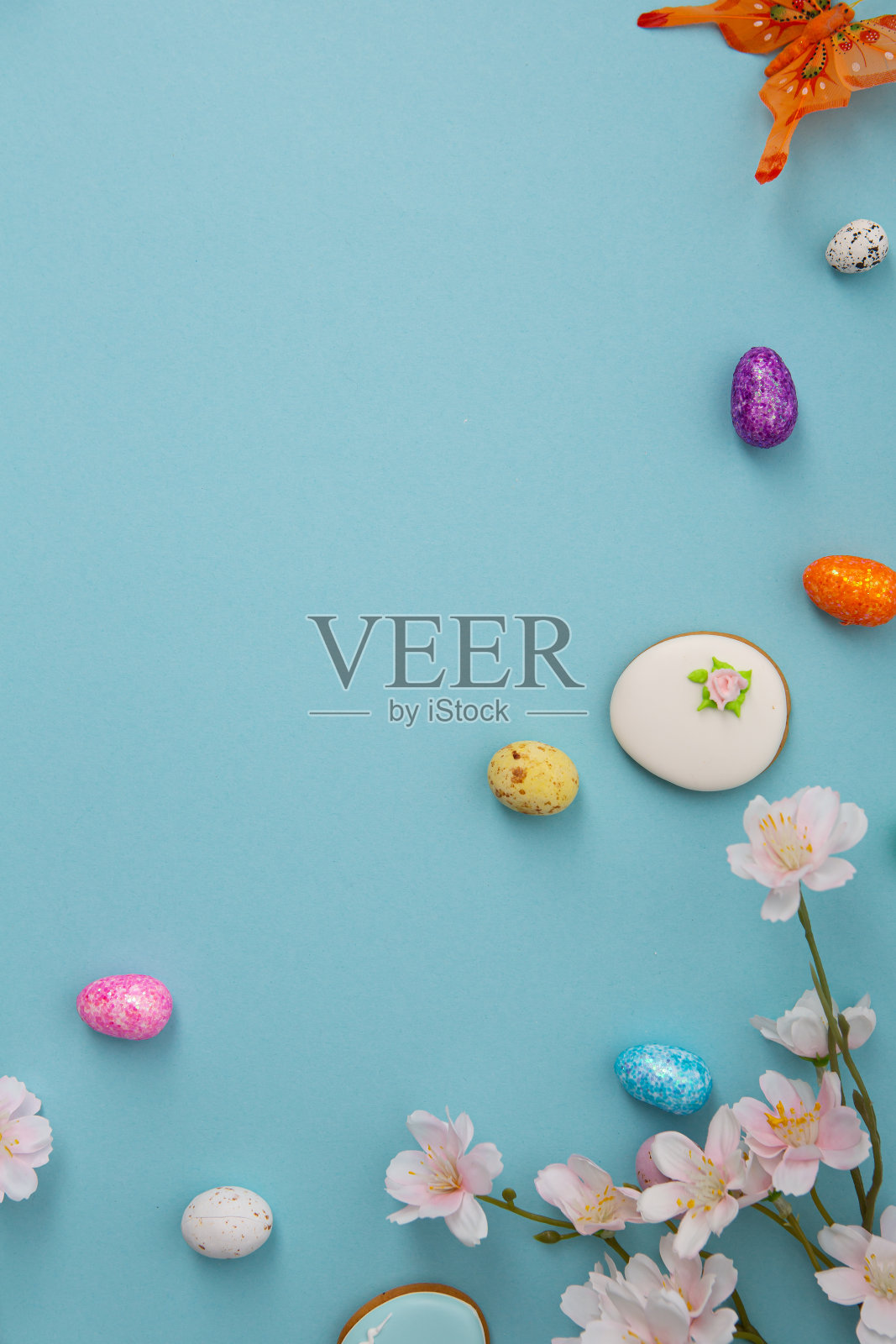 节日蓝色复活节背景与装饰，鸡蛋和饼干照片摄影图片