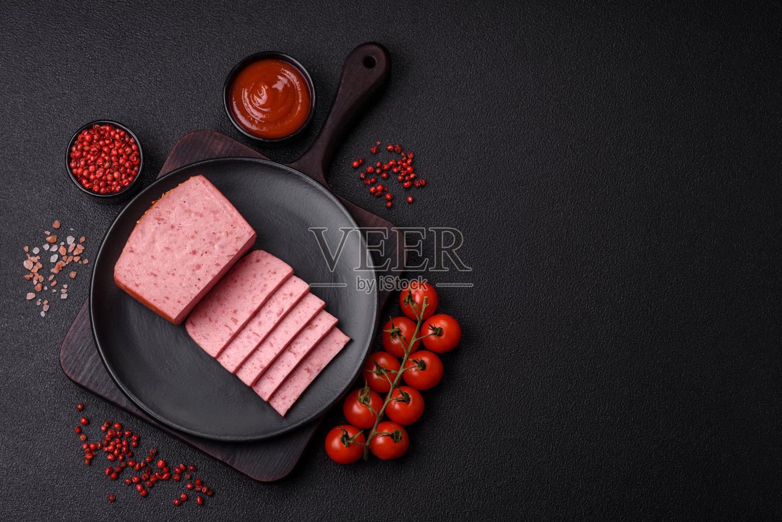 美味的粉色火腿罐头，配上盐、香料和香草照片摄影图片