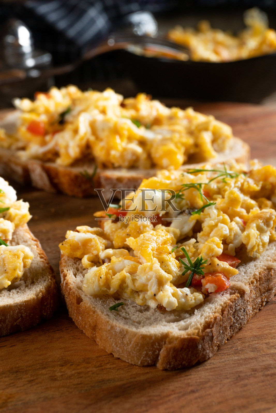 一片面包上放着炒鸡蛋。照片摄影图片