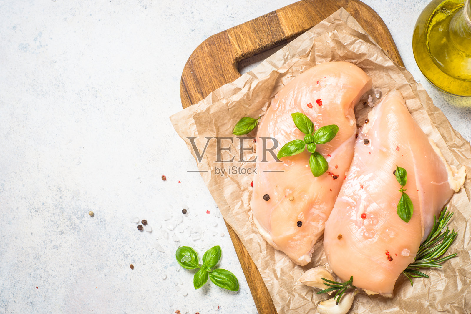 白桌加香料和香草的鸡柳。照片摄影图片