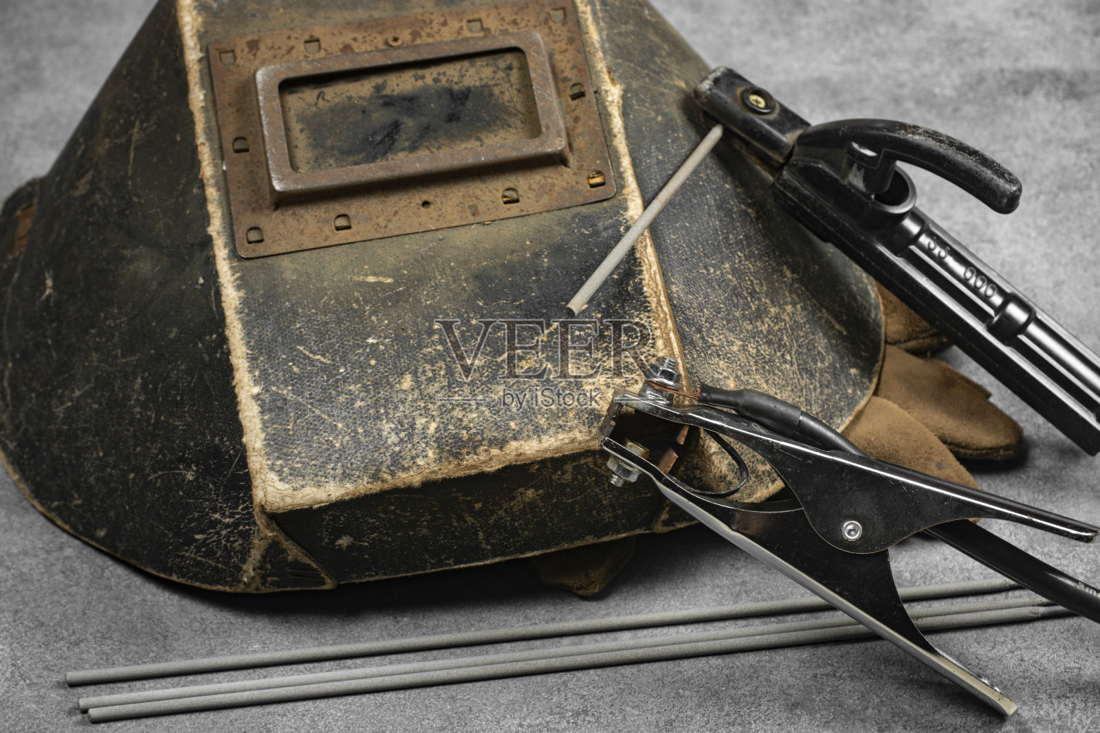 旧焊接头盔靠近。照片摄影图片