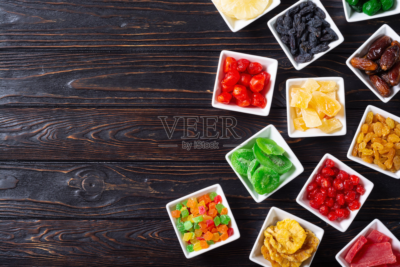 碗里的一组干果和蜜饯照片摄影图片