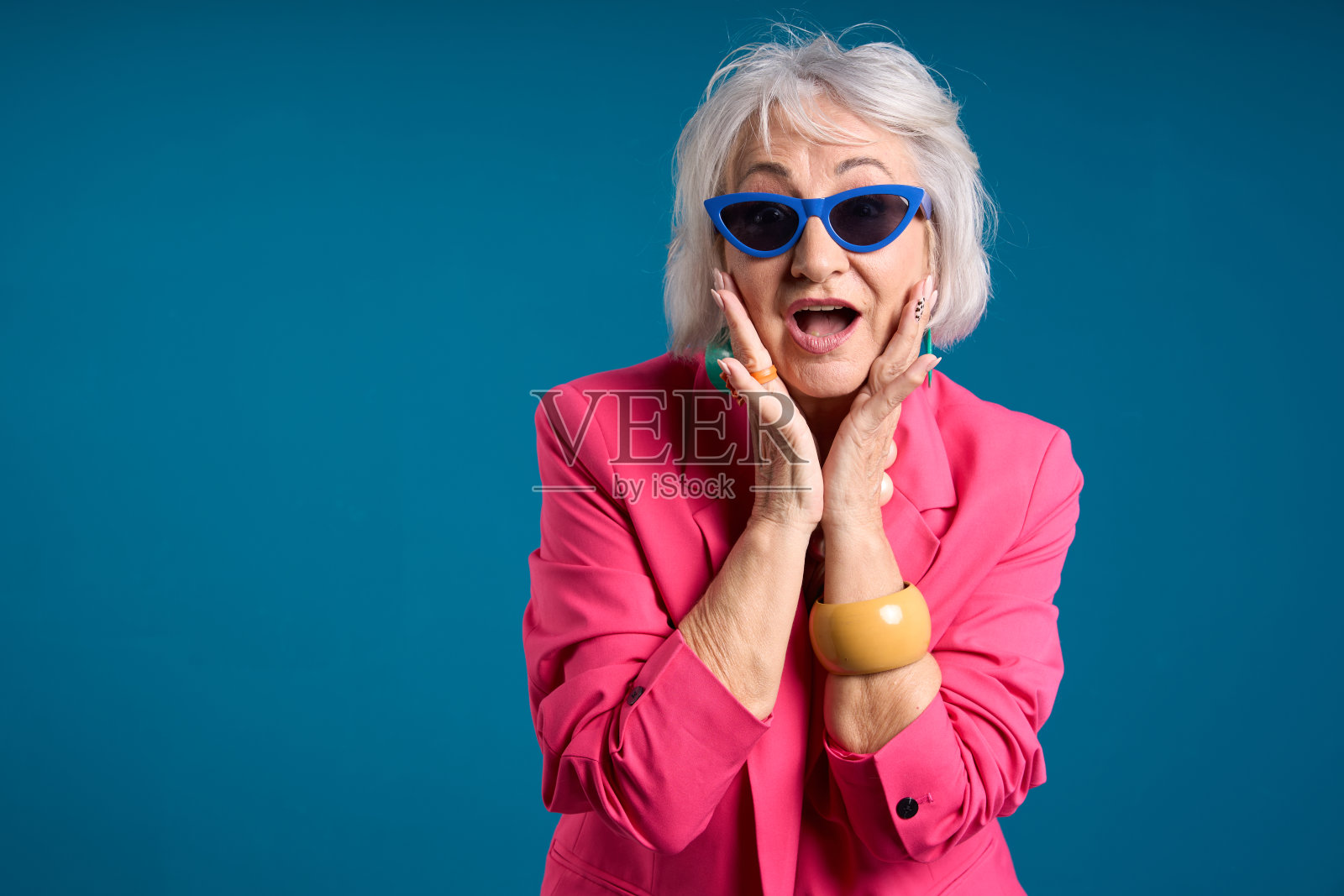 双手放在脸颊上的时尚高级女士照片摄影图片