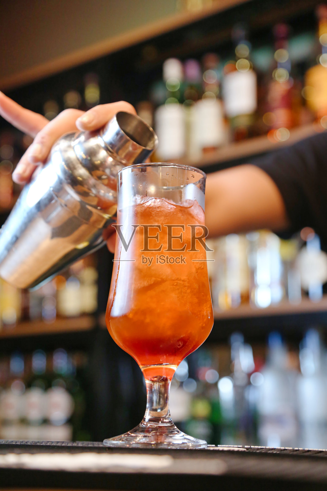 往杯子里倒饮料的人照片摄影图片