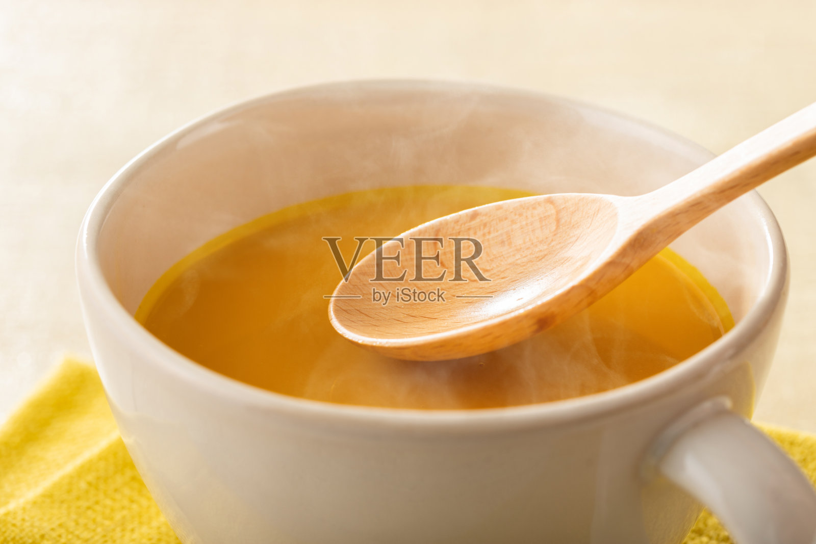 用新鲜食材做成的南瓜汤照片摄影图片