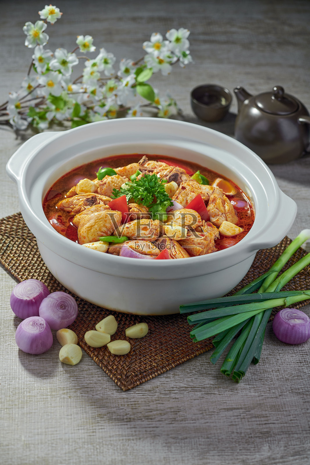 传统中式炒红烧热辣辣椒番茄酱鸡排肉主菜热汤陶罐灰色复古背景咖啡厅酒店豪华清真食品餐厅宴会菜单照片摄影图片