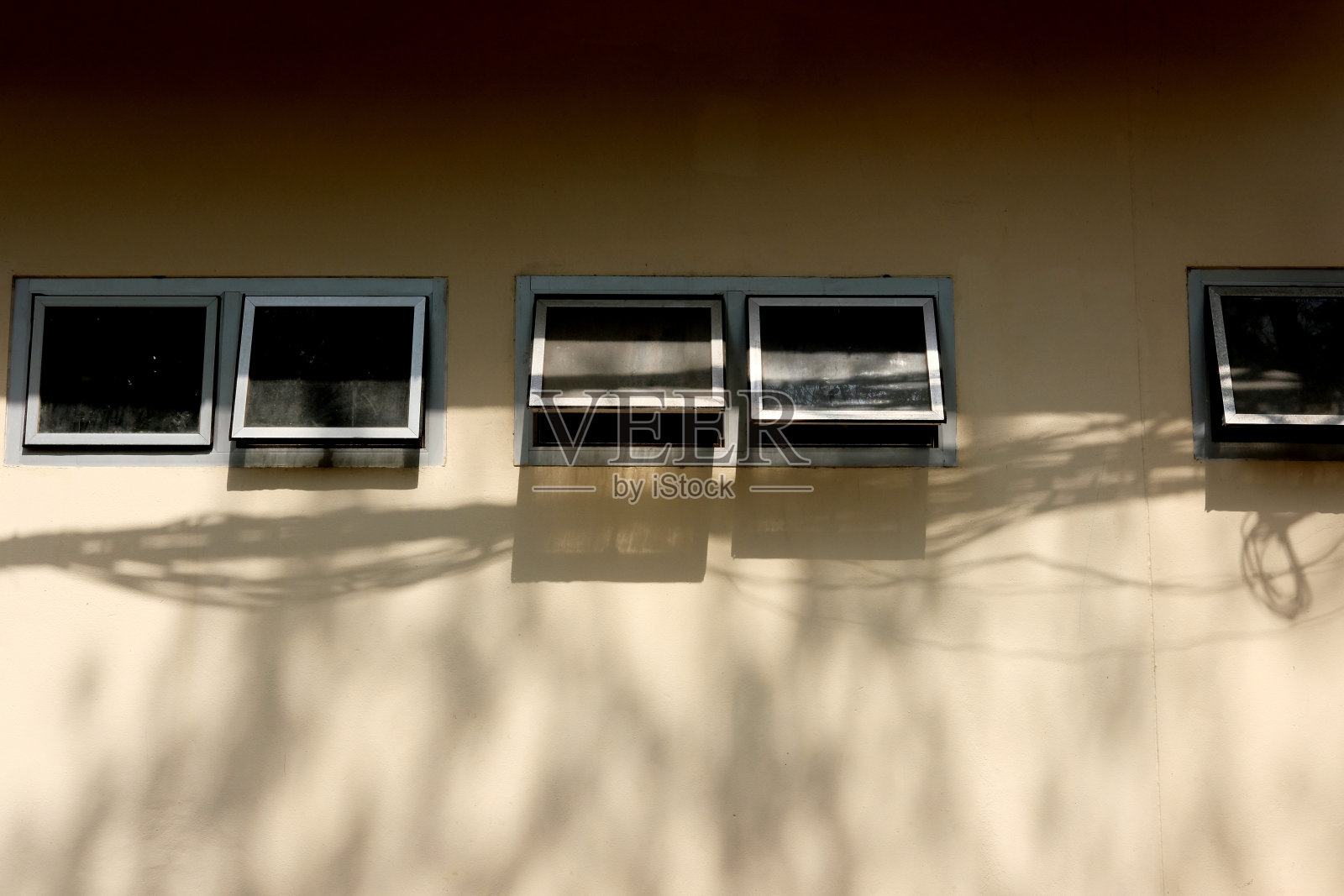 旧墙上的窗户照片摄影图片