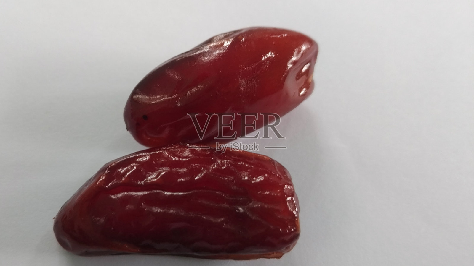 白底枣椰树。孤立在白色背景上。枣富含维生素、矿物质和纤维。照片摄影图片