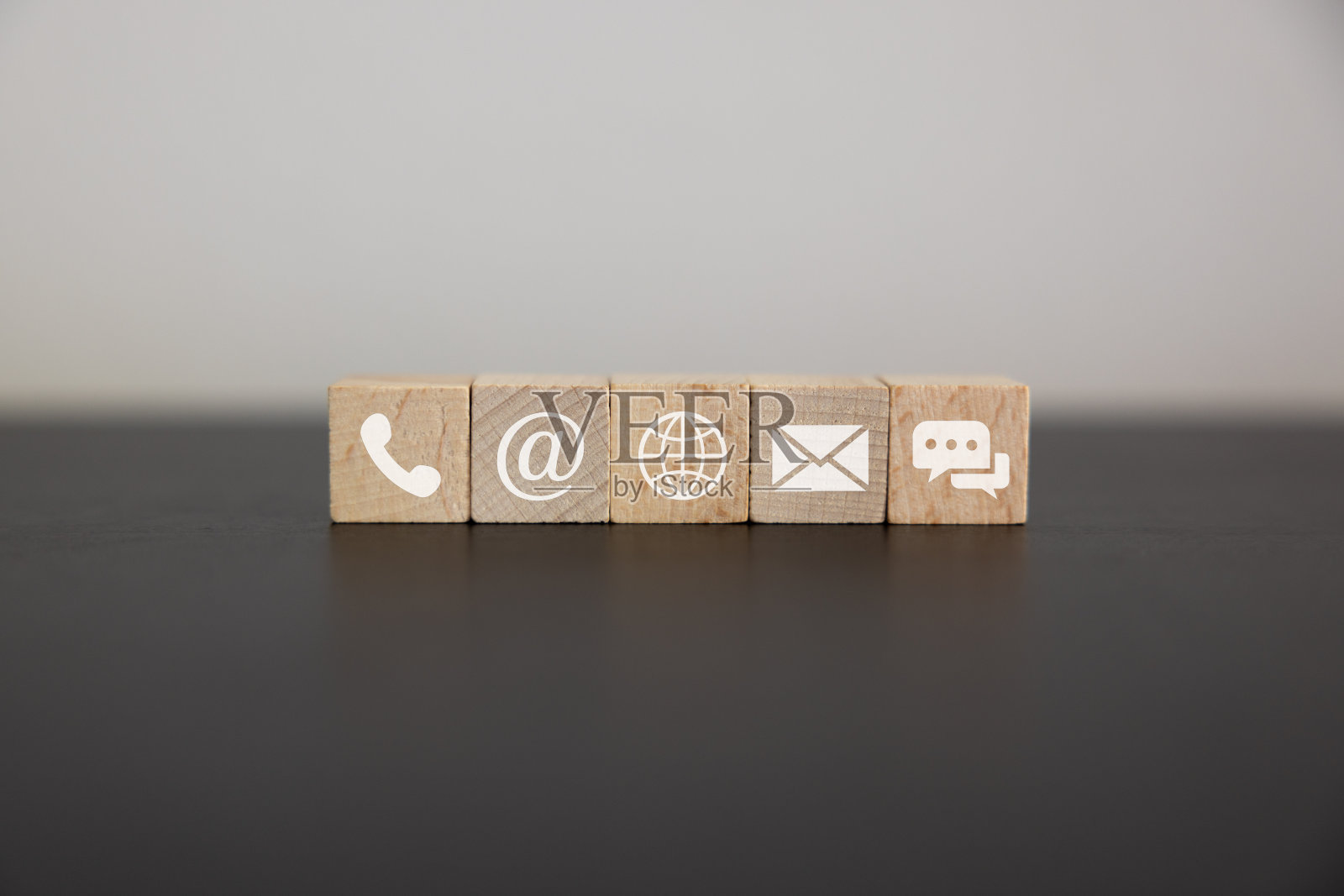 联系我们木立方体上的图标(电话、电子邮件、邮件)，客户服务和支持在家工作的自我隔离业务，以预防冠状病毒或病毒概念。照片摄影图片