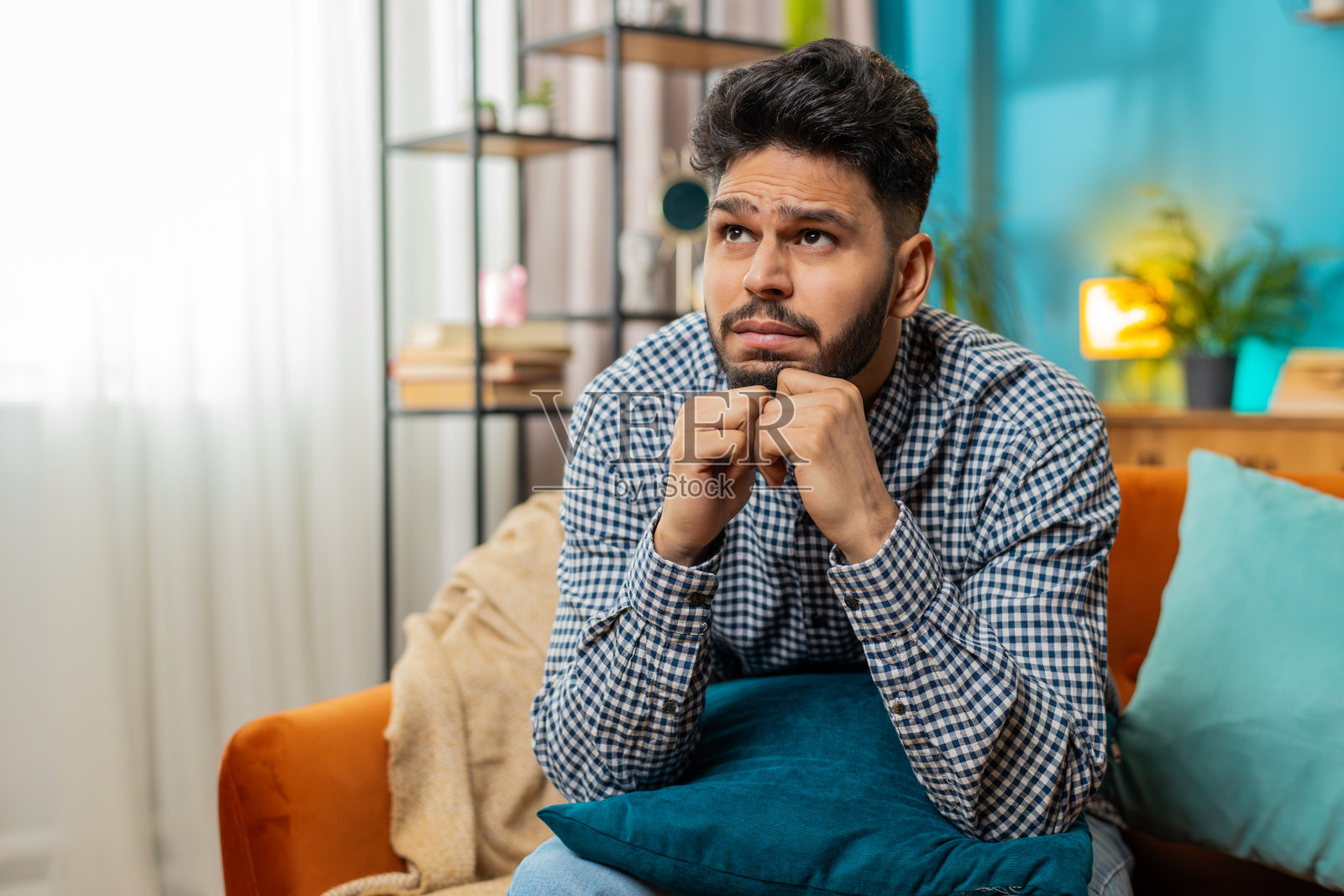 印度男人在家里遭受不公平的处境问题，分手，沮丧，感觉糟糕的倦怠照片摄影图片