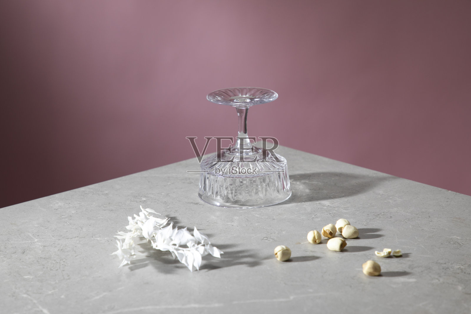 美丽可爱的粉红色与灰色大理石背景与木块板烟花和茶壶的产品照片拍摄照明工作室房间照片摄影图片