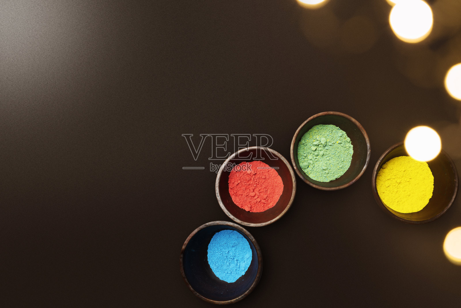 碗上彩色胡里粉的特写照片摄影图片