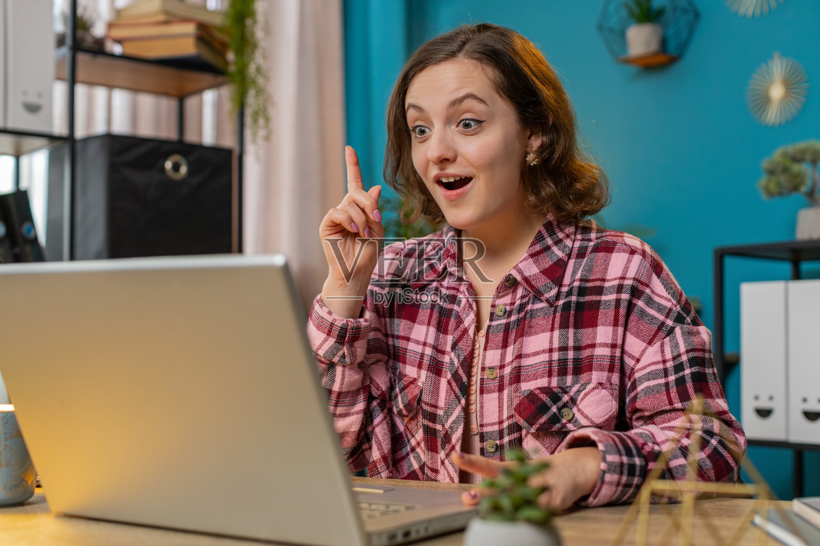 女商人用笔记本电脑用好主意激发灵感，举起手指感到兴奋照片摄影图片