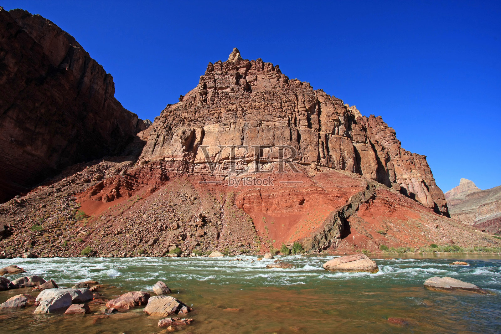 大峡谷国家公园内汉斯急流和科罗拉多河的彩色岩石和悬崖。照片摄影图片