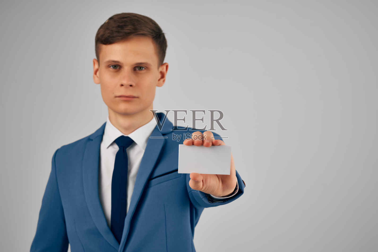 一个西装革履手里拿着名片的男人一张身份证复印空间的专业人员照片摄影图片