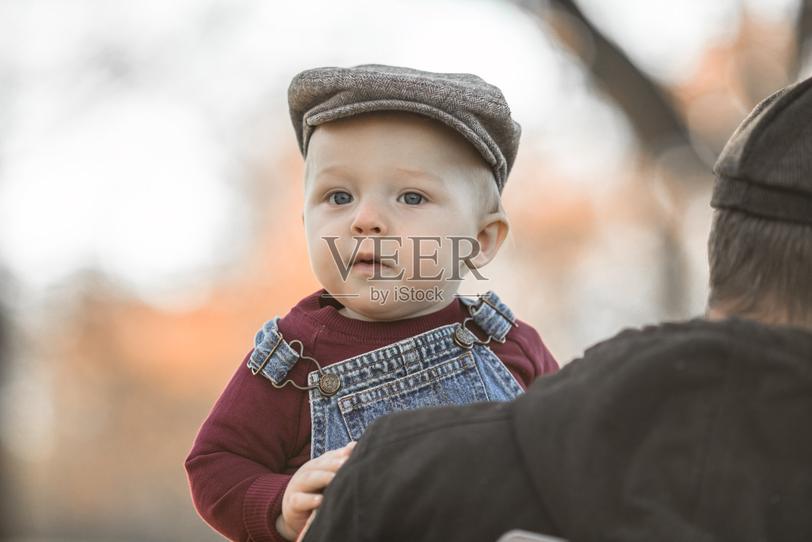 父亲的一天。兄弟和他们的爸爸一起在大自然中享受时光。率真的家庭时刻。照片摄影图片