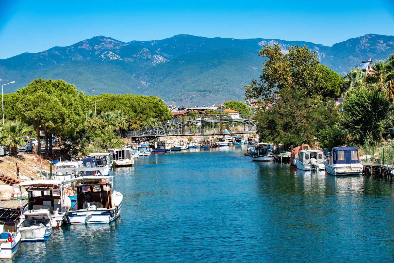 阿克萨雷河上的渔船照片摄影图片