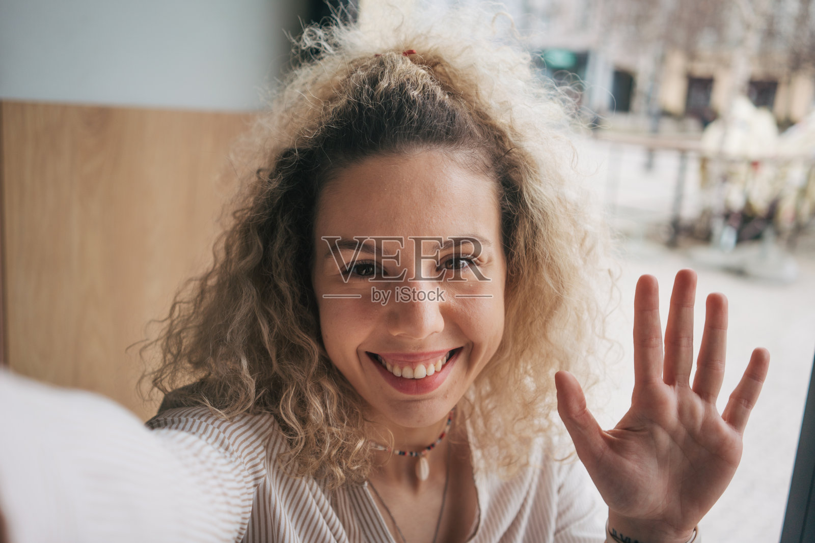 漂亮的年轻女子在自拍照片摄影图片