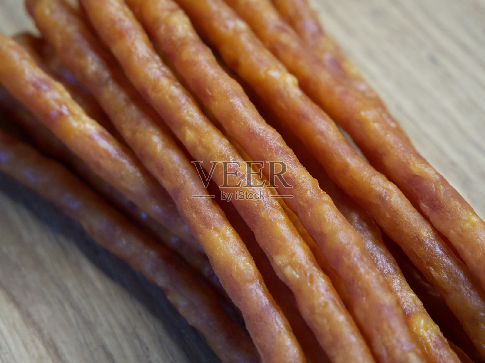 Kabanos，也被称为cabanossi或kabana，是一种细长的干香肠，通常由猪肉制成，起源于波兰。它们有烟熏味，质地柔软或非常干燥。照片摄影图片