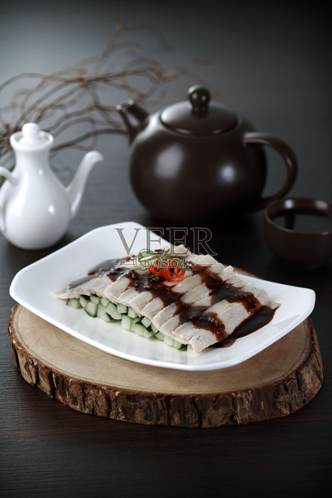 传统中式炒肥肉排骨卷麻辣甜酱肉主菜在盘子里灰色复古背景咖啡馆酒店豪华清真食品餐厅宴会菜单照片摄影图片