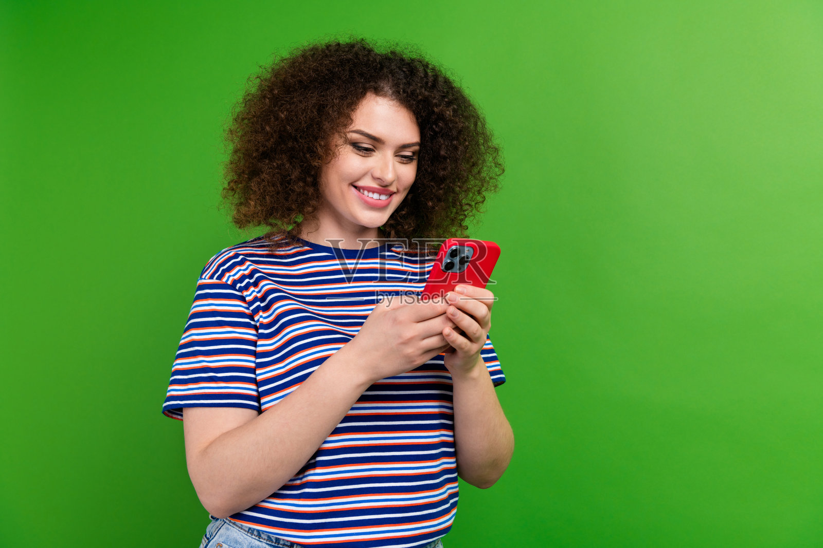 漂亮女孩的肖像用苹果iphone小工具聊天，空白的空间和孤立的绿色背景照片摄影图片