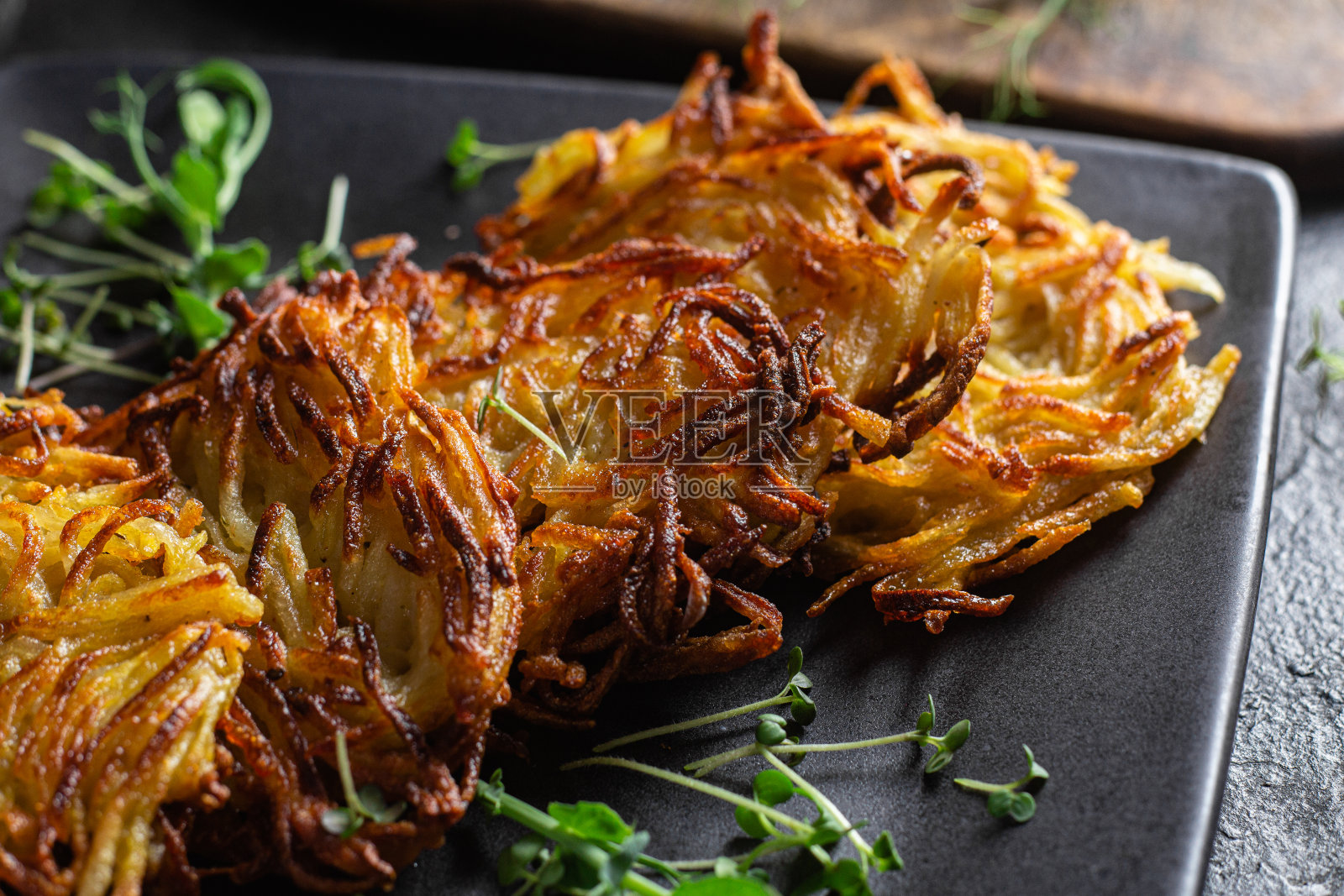 Draniki。蒜蓉土豆饼。照片摄影图片