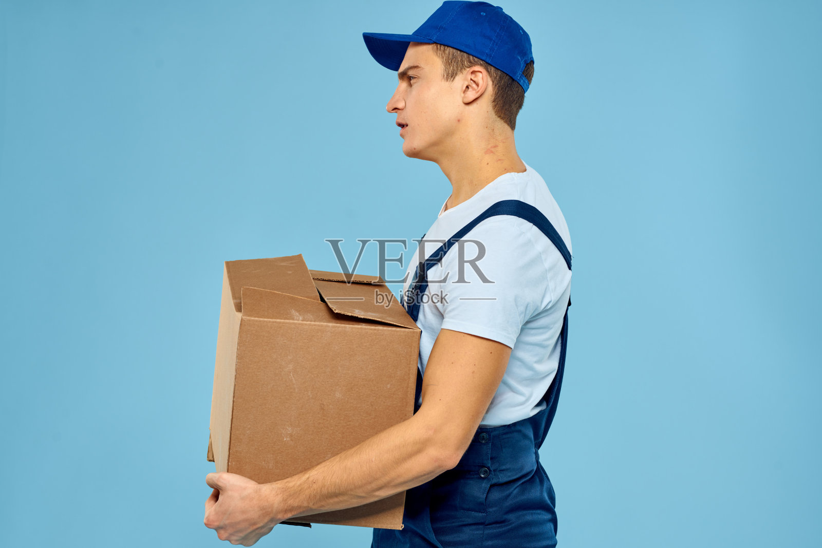 男子工人与纸板箱送货装载机生活蓝色背景照片摄影图片