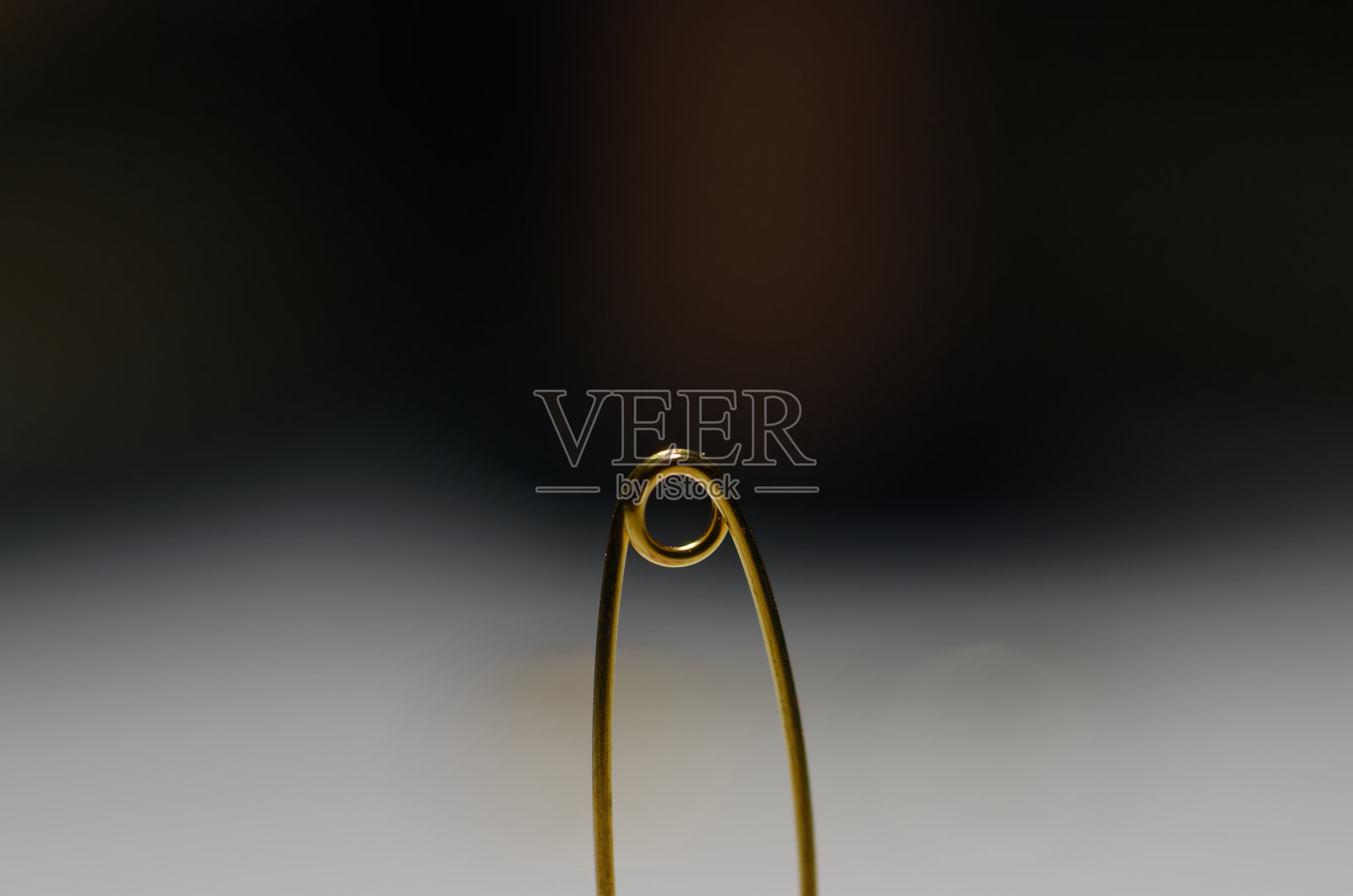 特写中的金色回形针。照片摄影图片