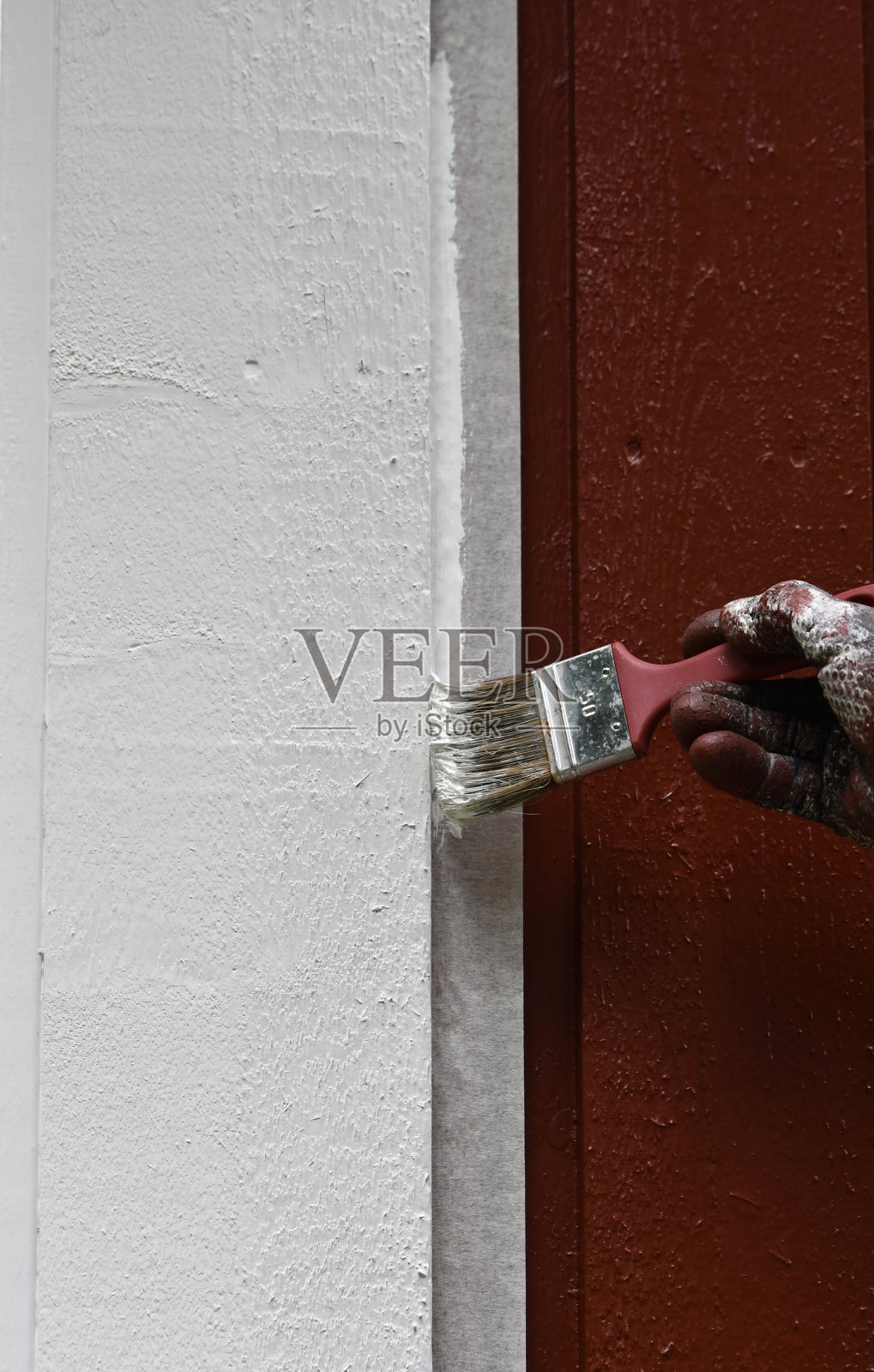 一个男人把他的房子漆成了白色照片摄影图片