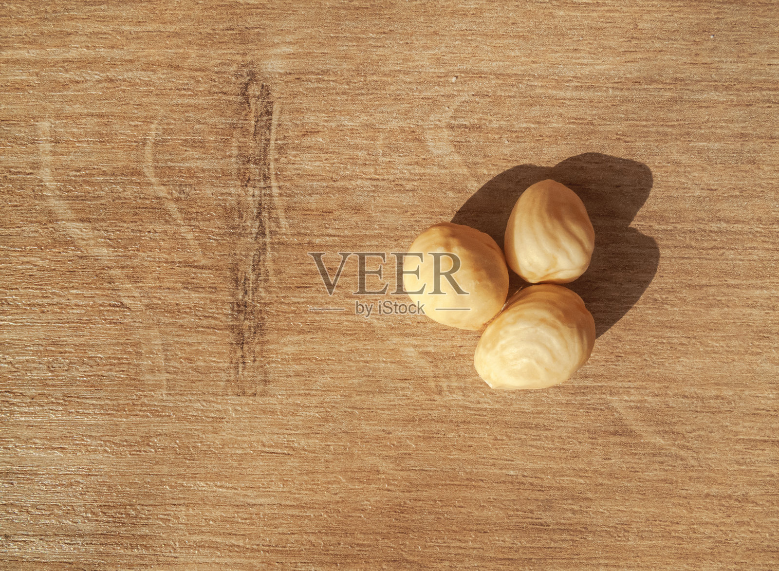 木制背景上的榛子。照片摄影图片