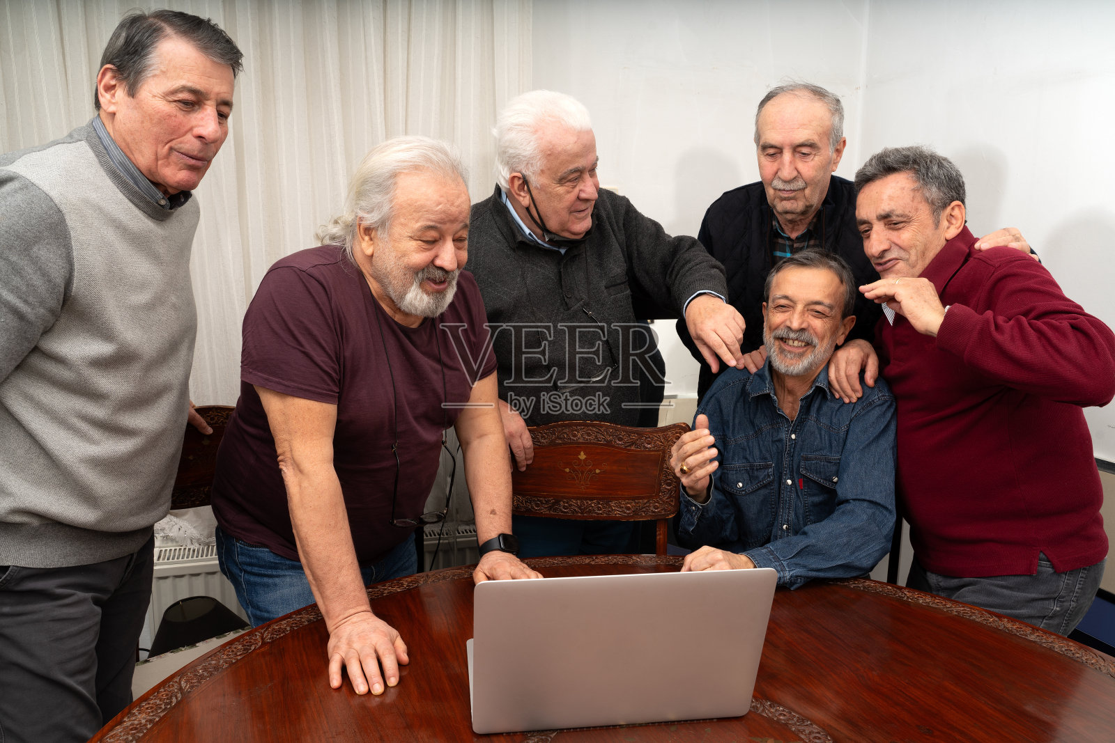 老年人拥抱新技术照片摄影图片