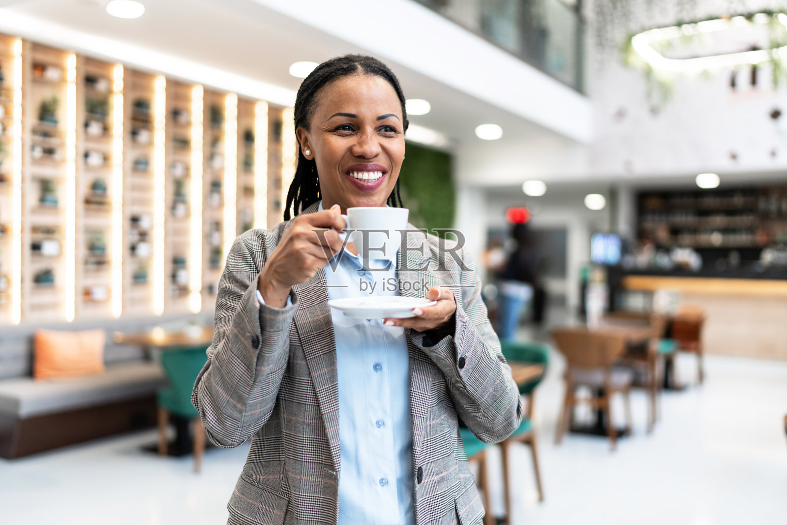快乐的非洲女商人肖像照片摄影图片