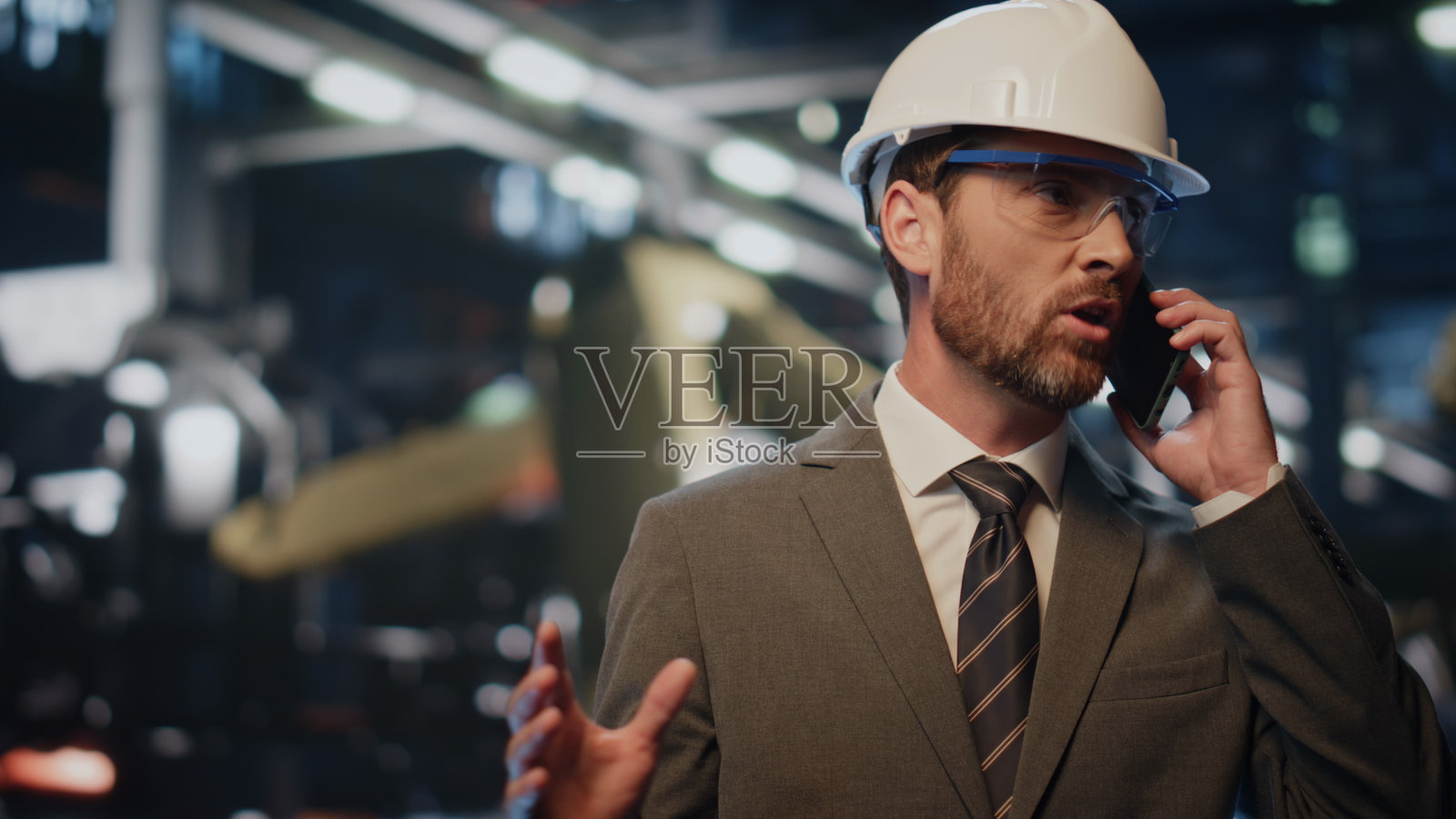 厂长在冶金设备附近打电话。工程师呼叫照片摄影图片