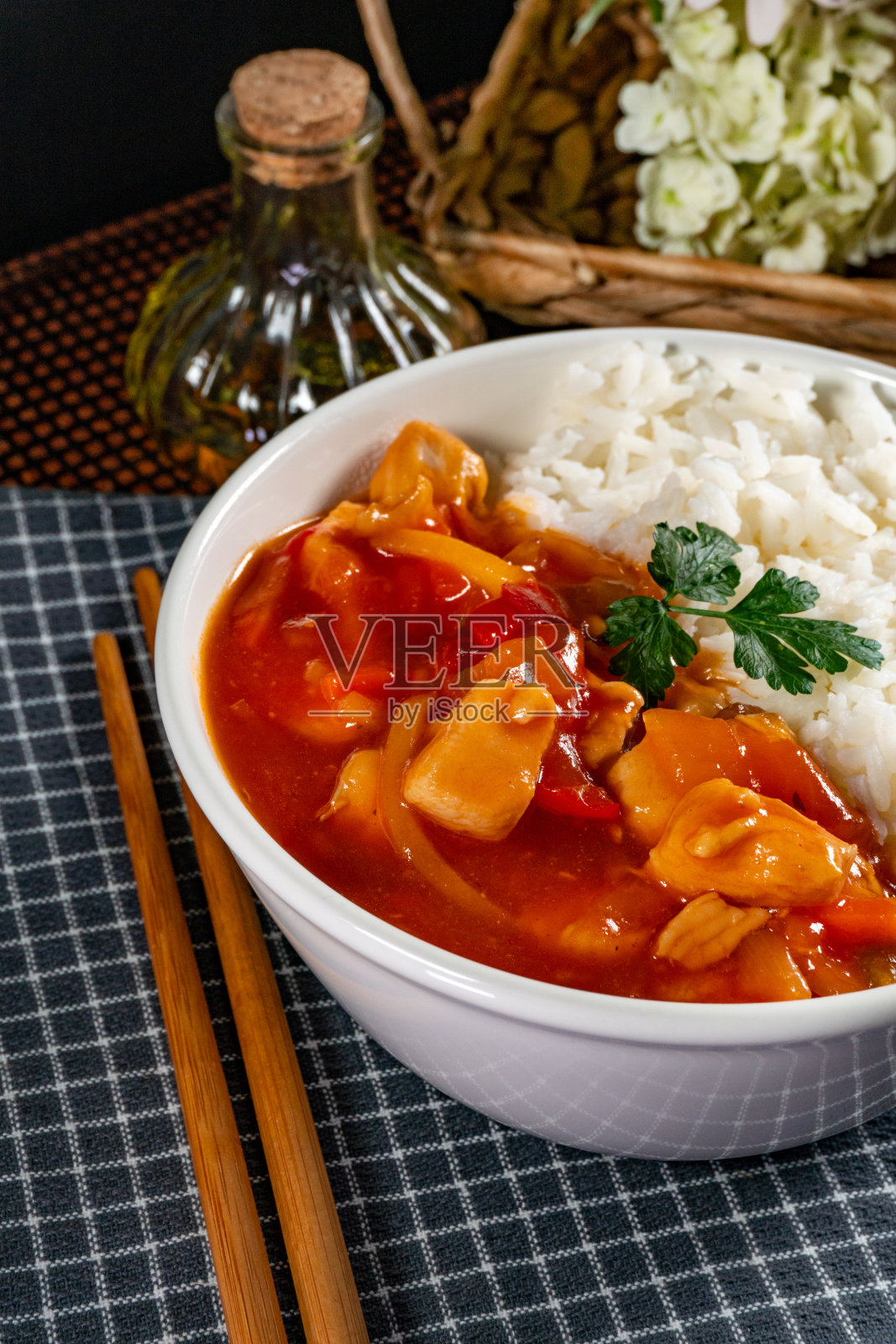 美味的糖醋鸡。照片摄影图片