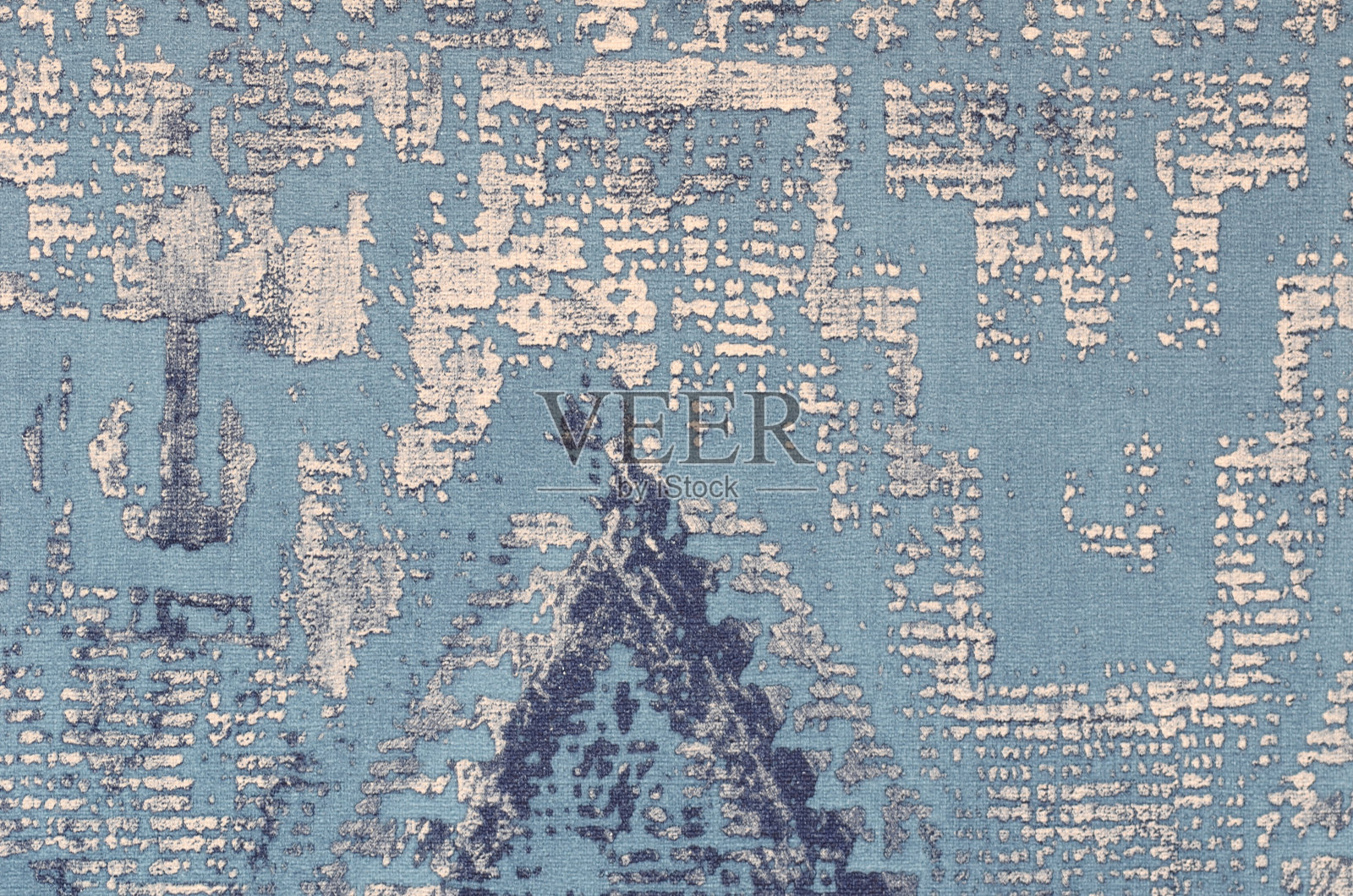 米色房子墙壁上的墙纸有划痕图案。抽象的背景，柔和的奶油色复古地毯，柔软的褶皱图案与金色褪色的线条。照片摄影图片