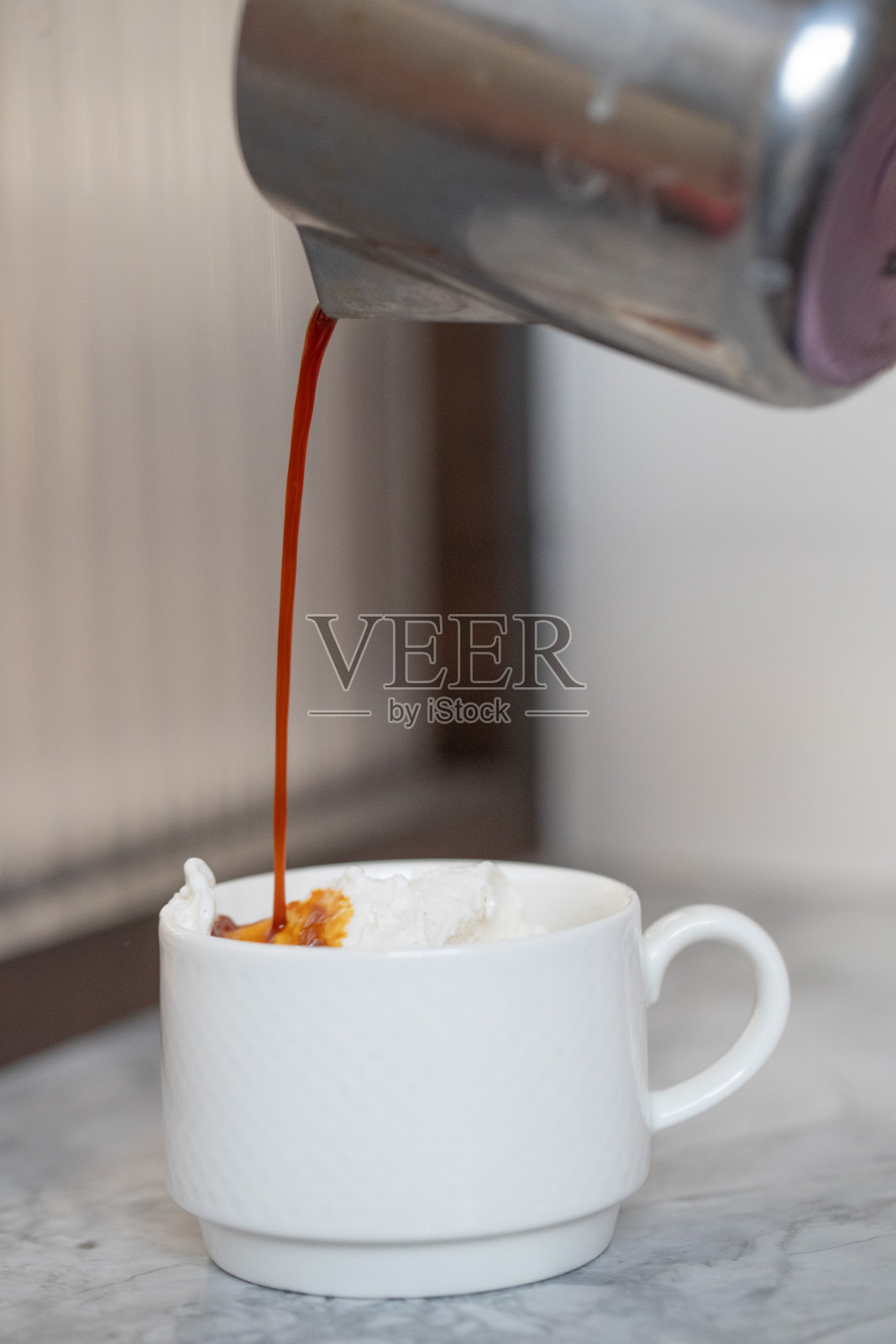 咖啡倒在阿佛加托上照片摄影图片