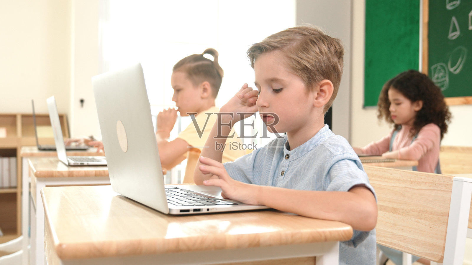 白人儿童编程软件系统和学习编码。教育学。照片摄影图片