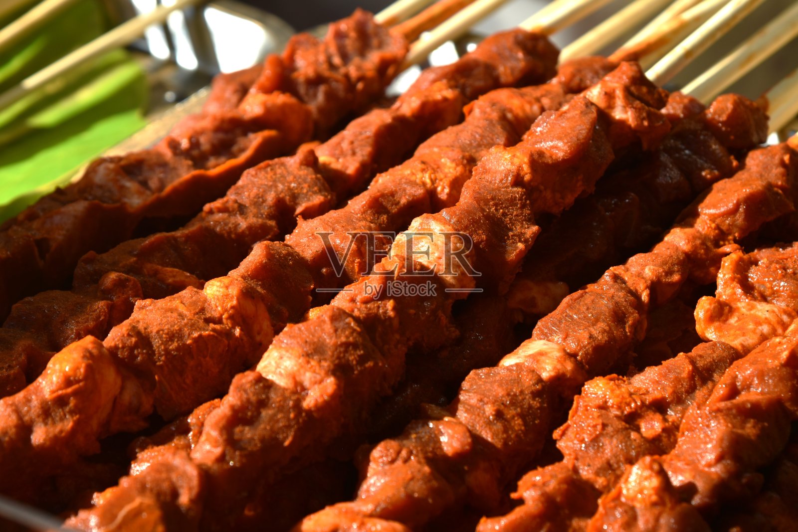 夹在木棒里的烤牛肉是中国街头烧烤的一种小吃照片摄影图片