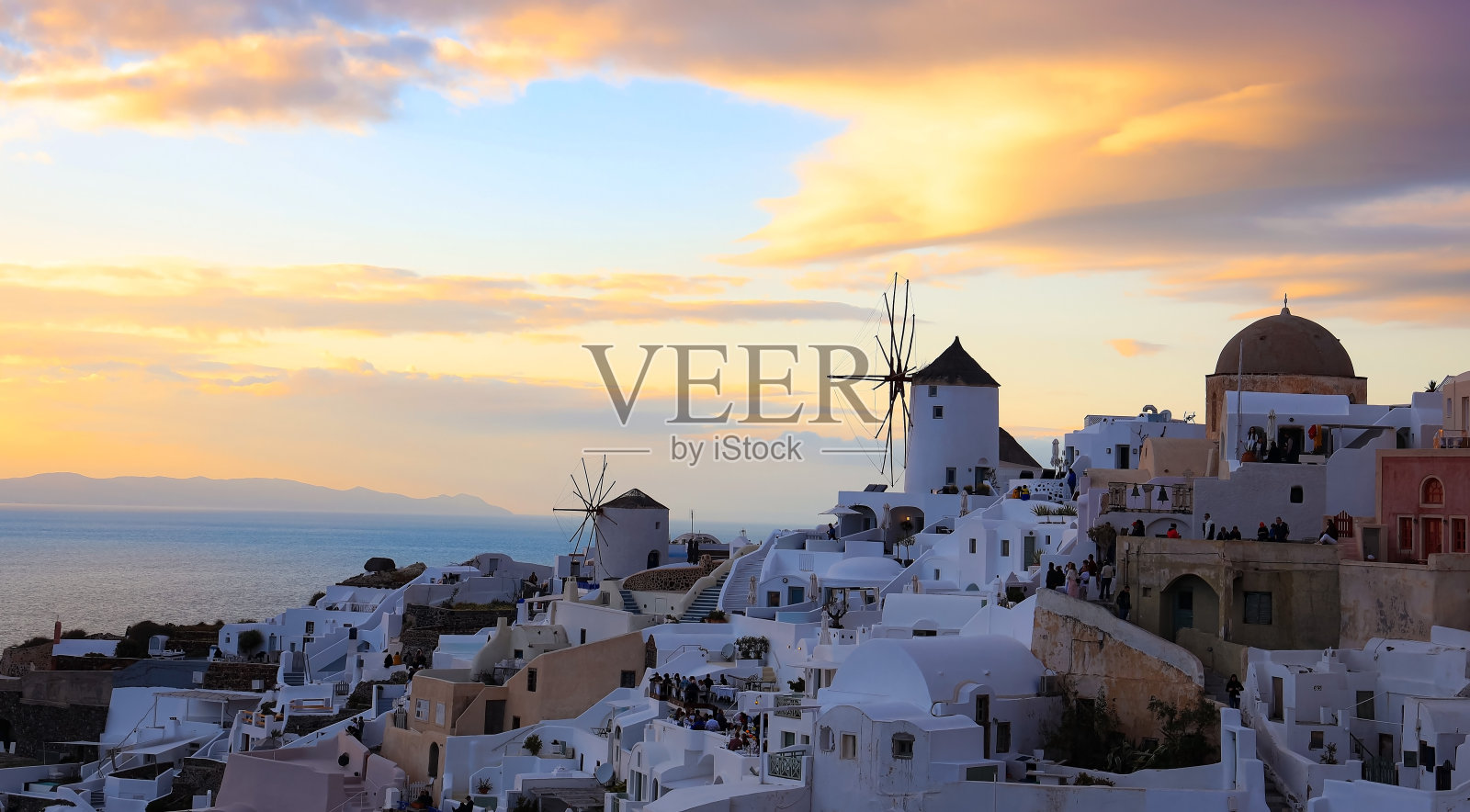 希腊圣托里尼岛伊亚镇著名的日落天空景观照片摄影图片