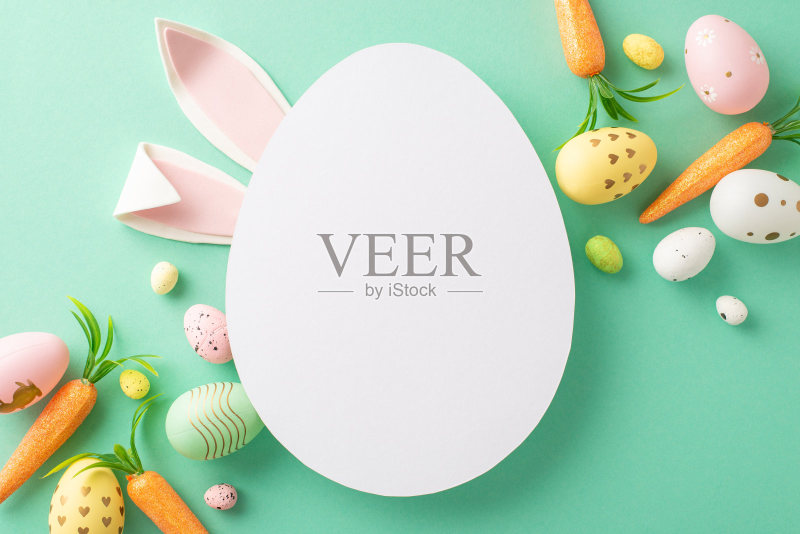 复活节灵感场景:从顶视图上看，收集染色的鸡蛋，取兔子耳朵，复活节兔子的胡萝卜放在绿松石底座上，有一个蛋形的缺口，用于铭文或营销照片摄影图片