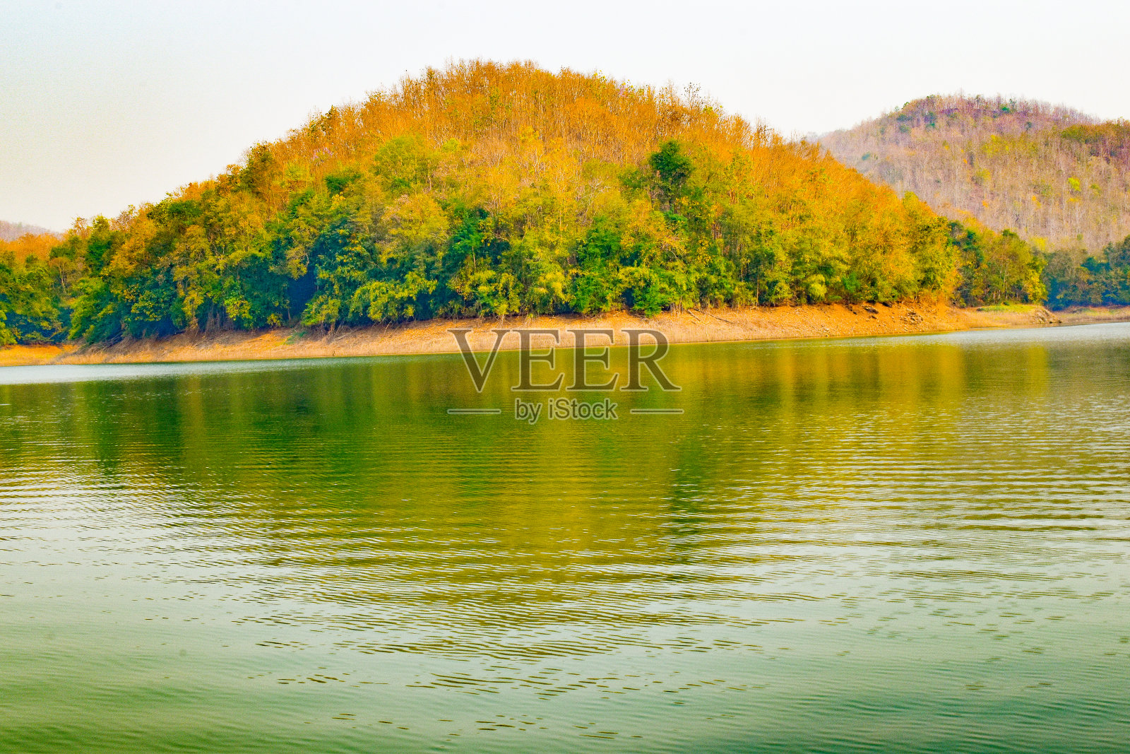 泰国Mueang Phrae区的湖泊照片摄影图片