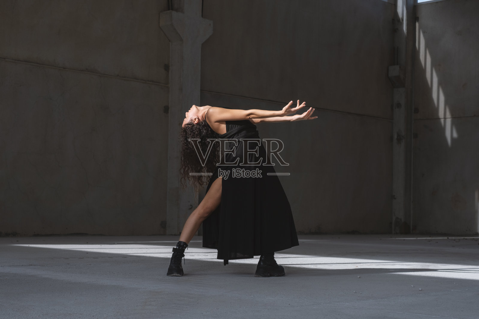 穿着黑色连衣裙的年轻女舞者照片摄影图片