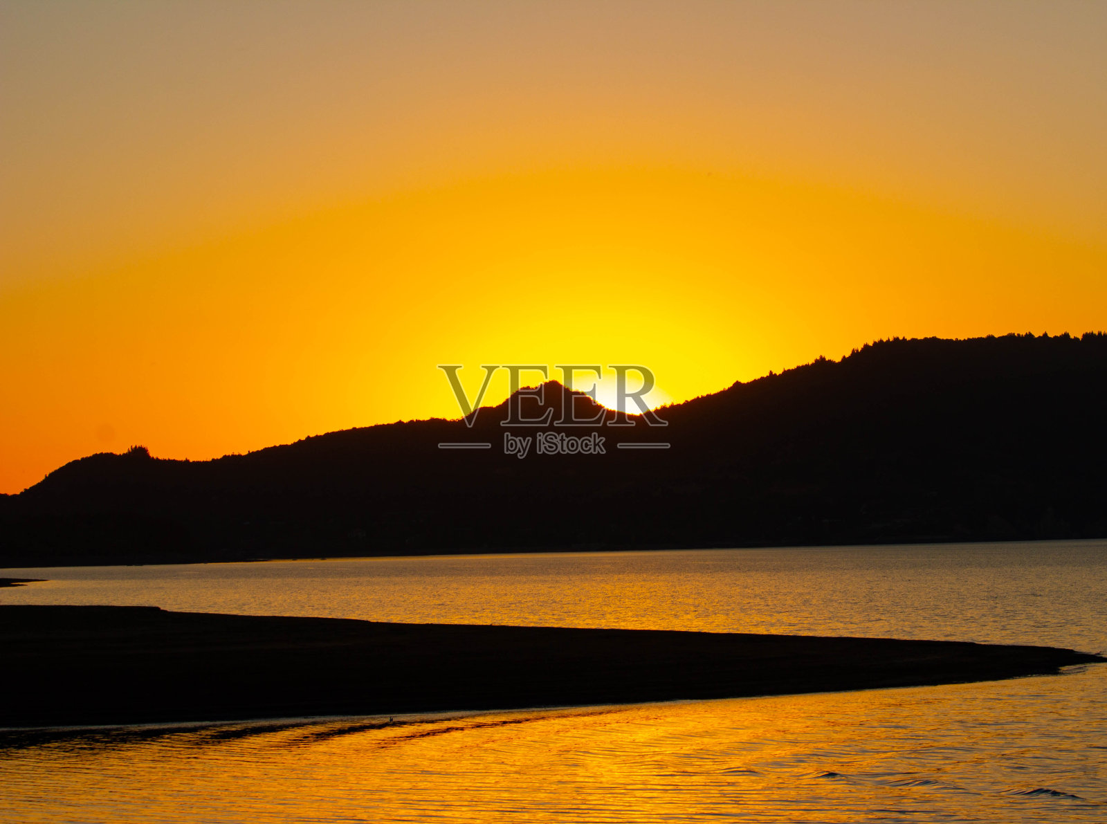 湖上的日落照片摄影图片